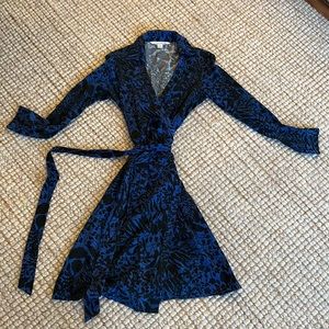 DVF wrap dress. Size 4. 90% cotton, 10% silk.